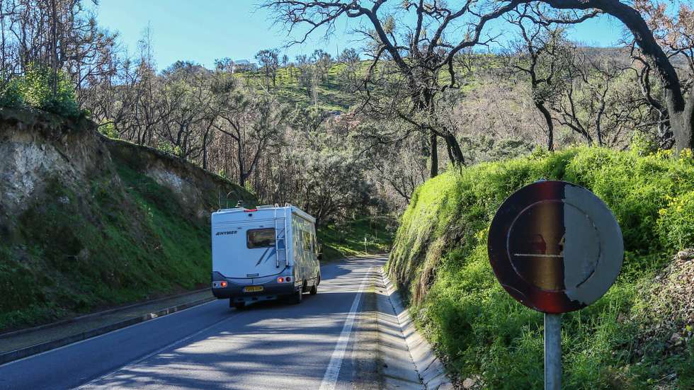 Uma autocaravana passa por uma estrada da Serra de Monchique, afetada pelo incêndio de agosto de 2018, em Monchique, 28 de janeiro de 2019. A reconstrução das casas danificadas ou destruídas no grande incêndio de Monchique, há seis meses, permanece num impasse, havendo casos em que é obrigatório apresentar projetos de arquitetura, o que está a atrasar o processo. (ACOMPANHA TEXTO DO DIA 02 DE FEVEREIRO DE 2019). LUÍS FORRA/LUSA