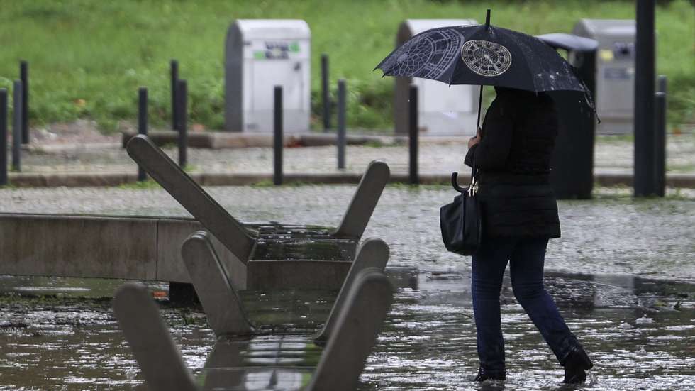 Uma mulher passa numa área inundada na zona de Benfica em Lisboa, 30 de novembro de 2023. O Instituto Português do Mar e da Atmosfera (IPMA) elevou hoje para laranja o aviso nos distritos de Lisboa, Setúbal e Santarém devido à previsão de períodos de chuva, por vezes forte e persistente. TIAGO PETINGA/LUSA