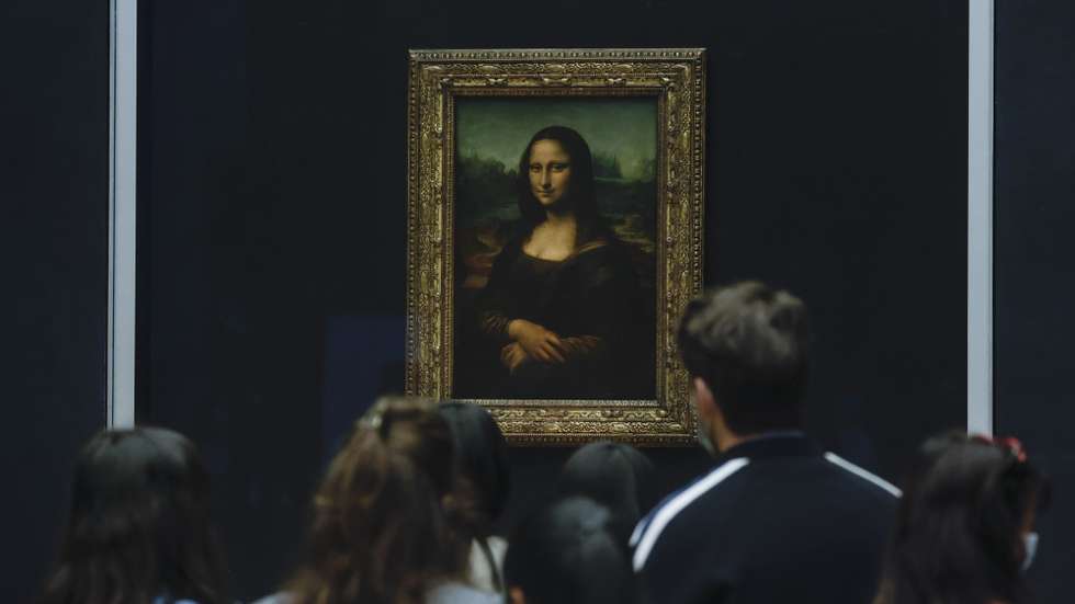 epa09211382 Visitors wearing protective face masks line up to see Leonardo da Vinci's painting La Gioconda (Mona Lisa), at the Louvre Museum in Paris, France, 19 May 2021. France eases some of its coronavirus disease (COVID-19) restrictions starting on 19 May, allowing cultural place, cinema, restaurants and cafes to admit customers outdoors, as pressure on hospitals and intensive care units in the country is diminishing.  EPA/YOAN VALAT