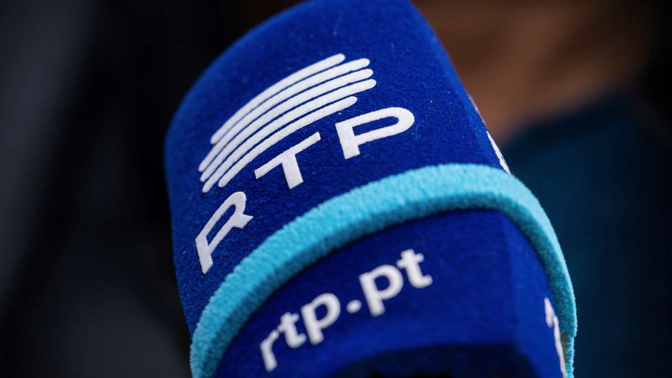 Um microfone da RTP em Vila Nova de Gaia, 03 de novembro de 2023. Decorre neste dia um plenário que acontece durante o decurso da greve que o Sindicato Nacional dos Trabalhadores das Telecomunicações e Audiovisual, SINTTAV marcou entre o dia 28 e o dia 3 de Novembro. JOSÉ COELHO/LUSA