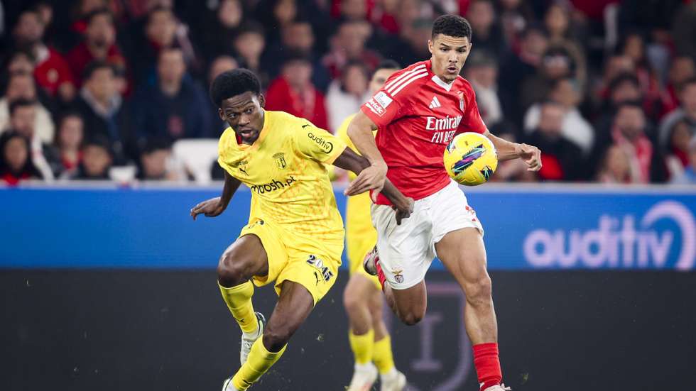 epa11806006 Benfica's Alexander Bah (R) in action against SC Braga's Gorby Baptiste (L) during the Portuguese First League soccer match between SL Benfica and SC Braga, in Lisbon, Portugal, 04 January 2025.  EPA/FILIPE AMORIM