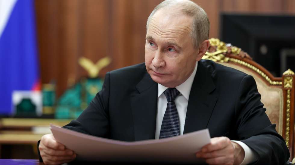 epa12074805 Russian President Vladimir Putin meets with Moscow Mayor Sergei Sobyanin at the Kremlin in Moscow, Russia, 05 May 2025.  EPA/VYACHESLAV PROKOFYEV/SPUTNIK/KREMLIN POOL MANDATORY CREDIT