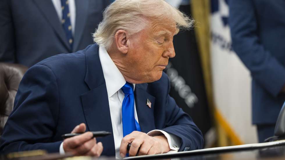 epa12076073 US President Donald Trump signs a series of executive orders related to health care in the Oval Office of the White House in Washington, DC USA, 05 May 2025. Trump said he would soon make an announcement on health care that would be 'more related to costs, the costs of medicine and drugs.'  EPA/JIM LO SCALZO / POOL