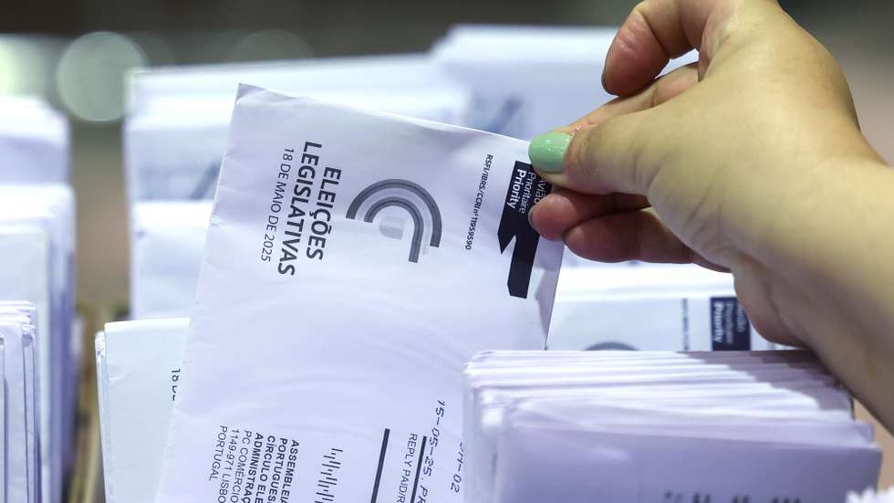 Envelopes contendo os votos dos emigrantes portugueses, no último dia da contagem dos votos pela Comissão Nacional de Eleições (CNE), que decidirão qual o segundo partido mais votado nas últimas eleições legislativas em Portugal, na Feira Internacional de Lisboa (FIL), em Lisboa, 28 de maio de 2025. JOSÉ SENA GOULÃO/LUSA
