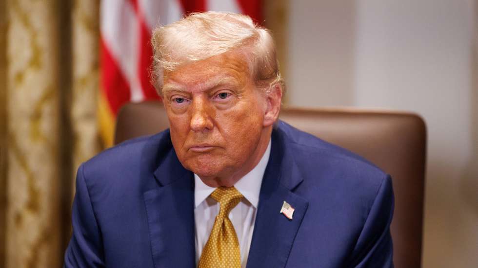 epa12225324 US President Donald J Trump participates in a cabinet meeting in the Cabinet Room of the White House in Washington, DC, USA, 08 July 2025.  EPA/AARON SCHWARTZ / POOL