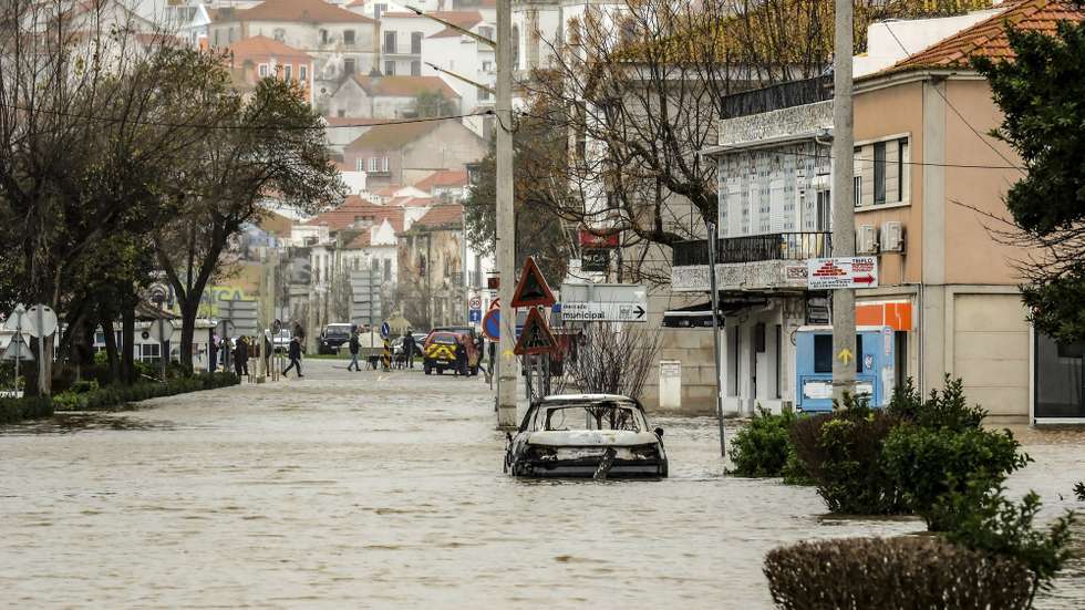 Área inundada após os efeitos da passagem da depressão Kristin, em Alcácer do Sal, 29 de janeiro de 2026. A passagem da depressão Kristin pelo território português deixou um rasto de destruição, causou cinco mortos e vários desalojados. RUI MINDERICO/LUSA