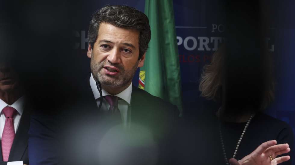 O presidente do Chega, André Ventura, fala à imprensa após uma reunião do governo-sombra do partido, na sede nacional, em Lisboa, 18 de fevereiro de 2026. TIAGO PETINGA/LUSA