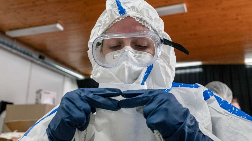 Profissionais de saúde durante a testagem à covid-19 da população da freguesia de Ponta da Garça, Ponta Delgada, ilha de São Miguel, Açores, 19 de janeiro de 2021. A população está a ser testada com os testes rápidos à covid-19, e  hoje cerca de 1.500 pessoas vao fazer o teste. EDUARDO COSTA /LUSA