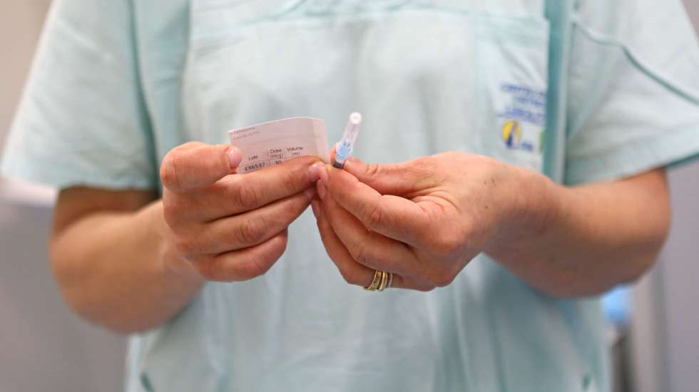 Uma enfermeira prepara-se para administrar uma dose da vacina contra a covid-19 no Centro Hospitalar e Universitário Lisboa Norte, E.P.E, em Lisboa, 13 de maio de 2021. O secretário de Estado Adjunto e da Saúde, António Lacerda Sales, e o coordenador da 'task force' da vacinação contra a covid-19, Henrique Gouveia e Melo (ausentes da foto), visitaram hoje o Centro Hospitalar onde decorre a vacinação de doentes em contexto de consulta externa. ANTÓNIO PEDRO SANTOS/LUSA