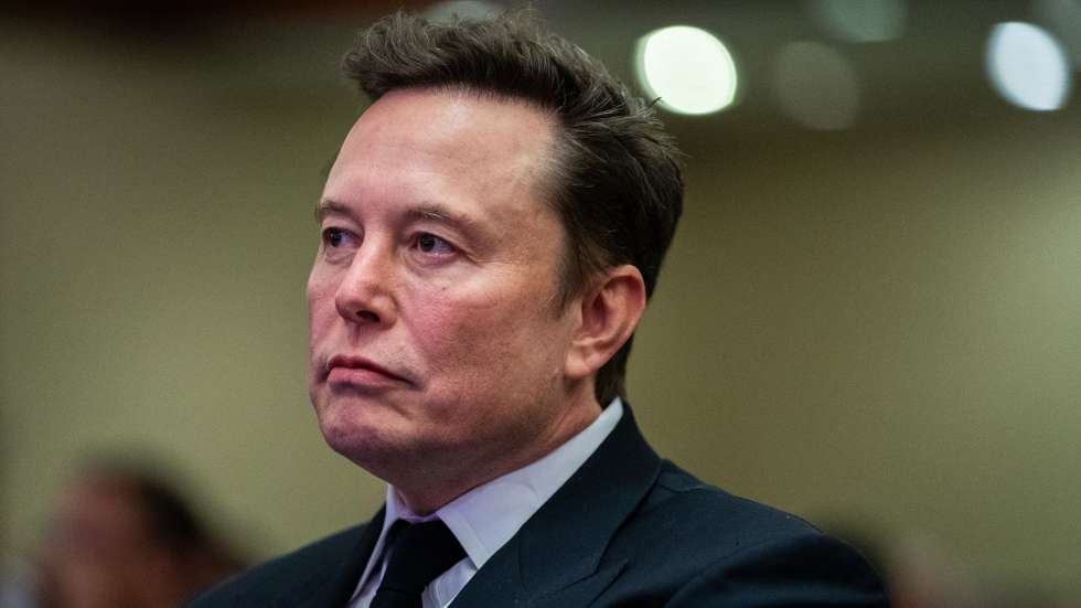 epa11718840 Elon Musk listens as US President-elect Donald Trump speaks during a meeting with House Republicans at the Hyatt Regency hotel in Washington, DC, USA, 13 November 2024.  EPA/ALLISON ROBBERT / POOL
