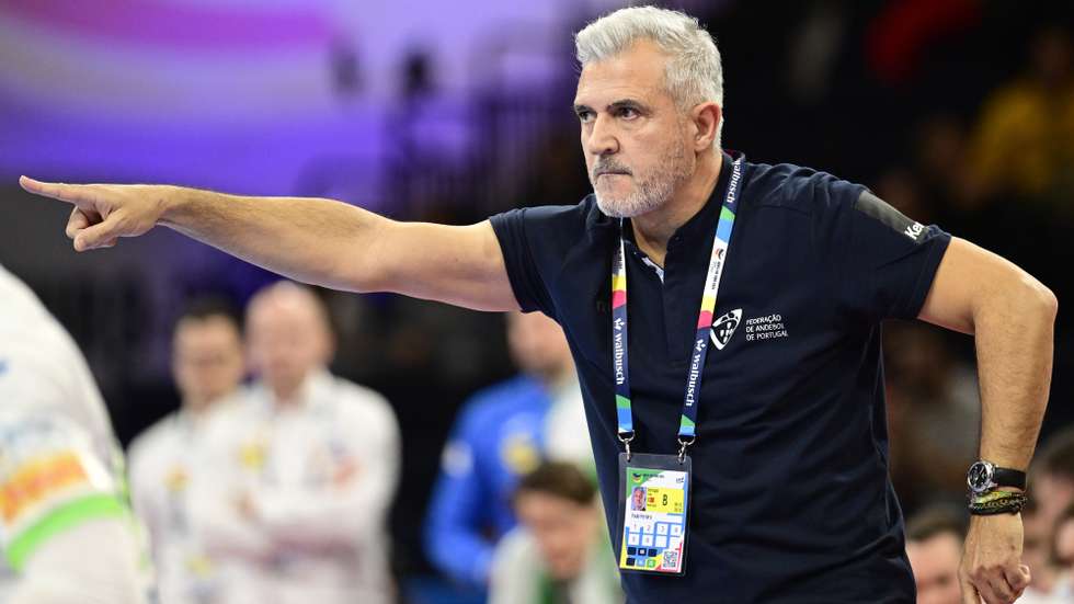 epa11090317 Portugal’s head coach Paulo Pereira gestures during the EHF Men's EURO 2024 main round handball match between Slovenia and Portugal in Hamburg, Germany, 19 January 2024.  EPA/FABIAN BIMMER