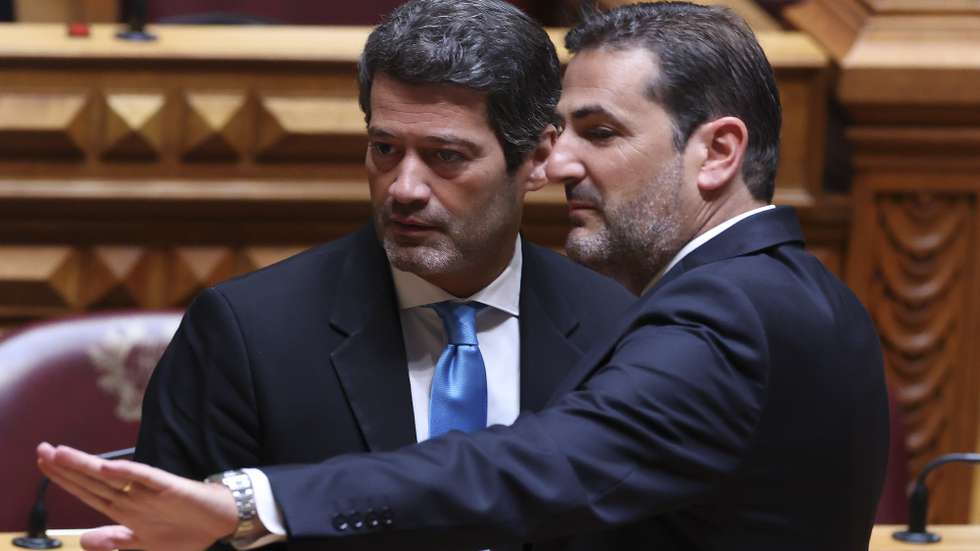 O presidente do Chega, André Ventura (E), conversa com o deputado do Partido Social Democrata (PSD), Hugo Soares (D), durante os trabalhos da primeira sessão plenária da XVII Legislatura, na Assembleia da República, em Lisboa, 03 de junho de 2025. Os 230 deputados eleitos nas legislativas de 18 de maio iniciam funções na primeira sessão plenária da XVII legislatura. ANTÓNIO COTRIM/LUSA