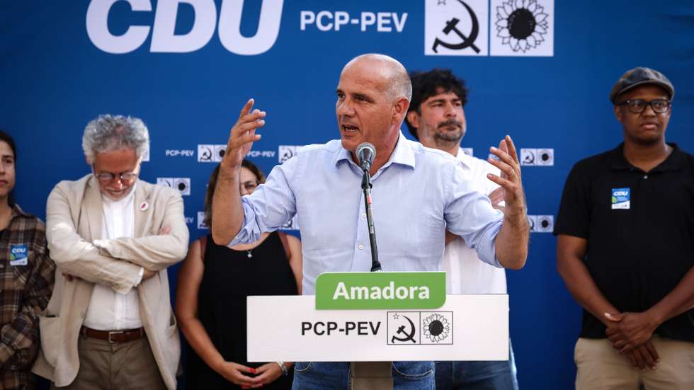 O secretário-geral do Partido Comunista Português (PCP), Paulo Raimundo, durante uma ação de campanha no âmbito das eleições autárquicas, em Lisboa, 07 de setembro de 2025. RODRIGO ANTUNES/LUSA