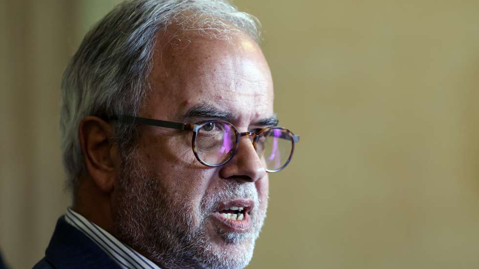 O coordenador do Bloco de Esquerda (BE), José Manuel Pureza, fala à comunicação social após ter entregue uma participação à Procuradoria Geral da República (PGR) para que esta proceda ao apuramento dos factos sobre a autorização de utilização da Base das Lajes por parte dos Estados Unidos, na Procuradoria Geral da República, em Lisboa, 06 de abril de 2026. ANDRÉ KOSTERS/LUSA