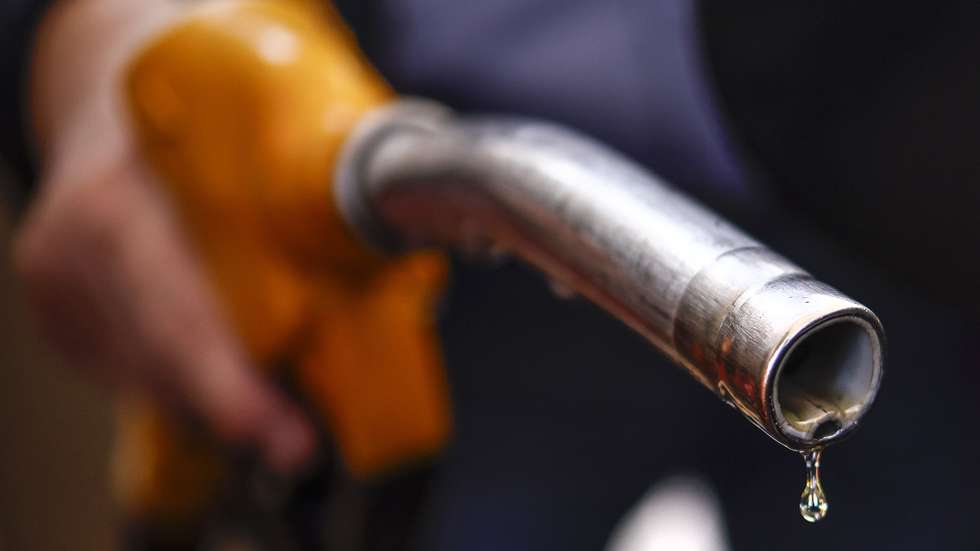 epa12888632 A drop of diesel slips from a fuel nozzle at a petrol station in Romainville, near Paris, France, 14 April 2026. Oil prices have risen above 100 US dollars a barrel again as the US Navy begins a blockade of the Strait of Hormuz following the collapse of ceasefire negotiations between Iran and the United States. Meanwhile, leasing of electric vehicles has surged across Europe amid rising petrol prices linked to the Iran war.  EPA/YOAN VALAT