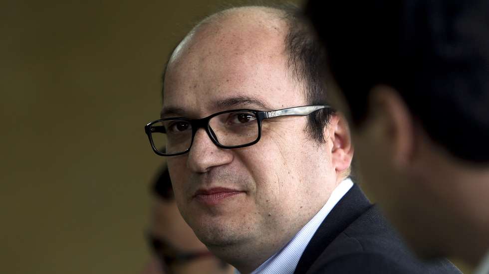 Vladimiro Feliz, vice-presidente da câmara municipal do Porto, durante a apresentação do projeto 1ª Avenida (Edifício Axa) que passará a ser âncora de animação na sala de visitas do Porto, 2 de abril de 2013. Este edifício de 7 andares, com mais de 4.500 m2 e mais de 50 salas, será ocupado por agentes culturais e artísticos da cidade e por novos talentos. O espaço era antes ocupado pelos serviços de uma companhia de seguros. JOSE COELHO / LUSA