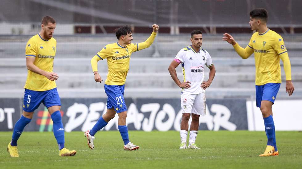 O jogador do Estoril, Rodrigo Gomes (C-E), festeja o primeiro golo durante o jogo da 3.ª eliminatória da Taça de Portugal de futebol, realizado no Parque de Jogos do S.U. Sintrense, Sintra, 22 de outubro 2023. FILIPE AMORIM/LUSA