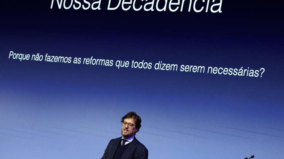 Miguel Poiares Maduro, presidente da Comissão Científica do Fórum Futuro, Fundação Calouste Gulbenkian, discursa durante o congresso da APAVT – Associação Portuguesa das Agências de Viagens e Turismo, na Alfândega do Porto, 26 de Novembro 2023. ESTELA SILVA/LUSA