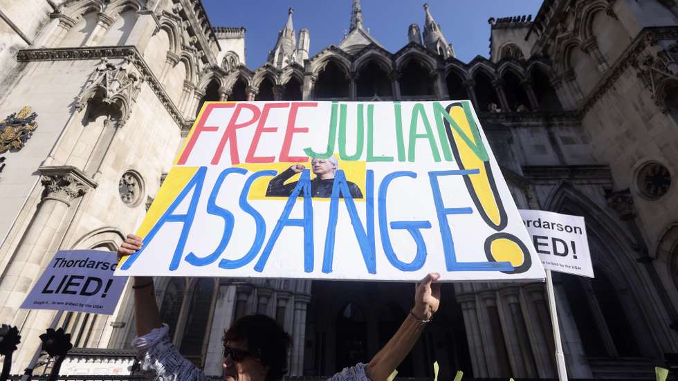 epaselect epa11355053 A supporter holds a placard outside the High Court during WikiLeaks' founder Julian Assange extradition appeal hearing in London, Britain, 20 May 2024. Julian Assange is facing his final extradition hearing at London's High Court on 20 May. Two judges have said that unless assurances are given by the US he would be able to bring an appeal on three grounds. In April 2024 the US provided assurances to the court that Assange would not face death penalty and could rely on the First Amendment right to free speech, and a follow up hearing will now take place for approximately two hours. Assange is facing 175 years in a US prison if the hearing goes against him.  EPA/NEIL HALL