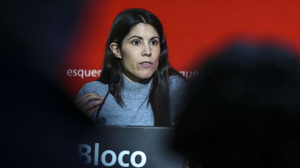 A coordenadora do Bloco de Esquerda (BE), Mariana Mortágua, intervém durante a sessão de encerramento do 13.º Encontro Nacional do Trabalho do BE, em Ovar, 30 de novembro de 2024. PAULO NOVAIS/LUSA