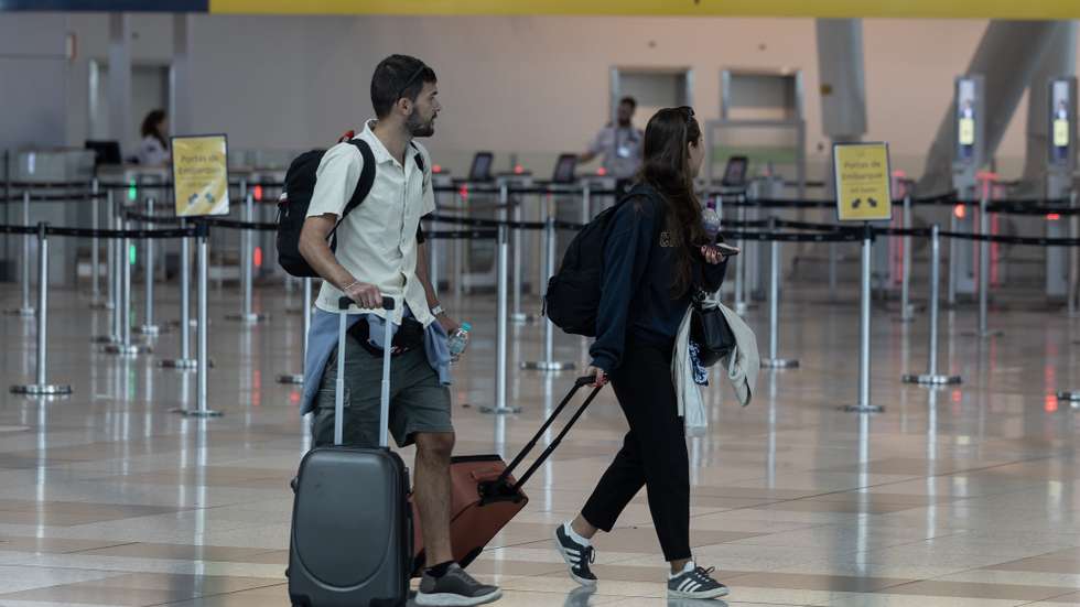 Passageiros no Aeroporto Francisco Sá Carneiro que se encontra hoje fechado para obras na pista, Maia, 10 de setembro de 2025. As obras de reforço estrutural da pista deverão estar concluídasno final de 2026. JOSÉ COELHO/LUSA