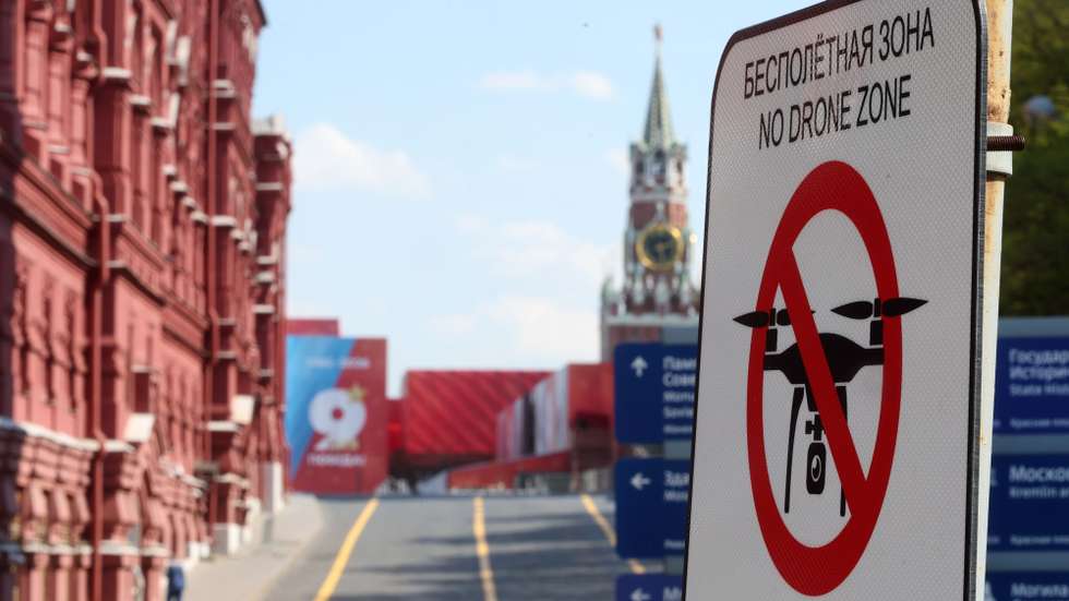 epa12936365 A signboard reads 'No drone zone' in front of the Kremlin and an installation set up for Victory Day celebrations near Red Square in Moscow, Russia, 06 May 2026. Russia will mark the 81st anniversary of the Soviet Union's victory over Nazi Germany and its allies in World War II on 09 May 2026.  EPA/MAXIM SHIPENKOV