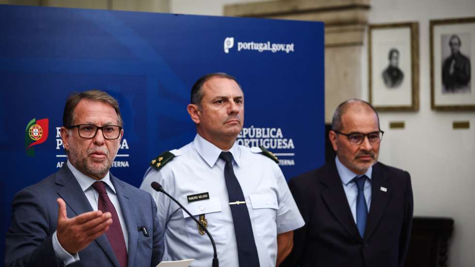 O ministro da Administração Interna, Luís Neves, durante uma conferência de imprensa após uma reunião com as forças de segurança publica e rodoviária com o objetivo delinear e definir medidas de combate à sinistralidade rodoviária, em Lisboa, 12 de agosto de 2026. RODRIGO ANTUNES/LUSA