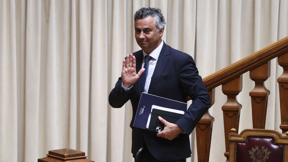 O ministro da Educação, Ciência e Inovação, Fernando Alexandre, no final da Reunião da Comissão Permanente para debater os problemas com os exames nacionais e todo o processo em curso, na Assembleia da República, em Lisboa, 3 de agosto de 2026. TIAGO PETINGA/LUSA
