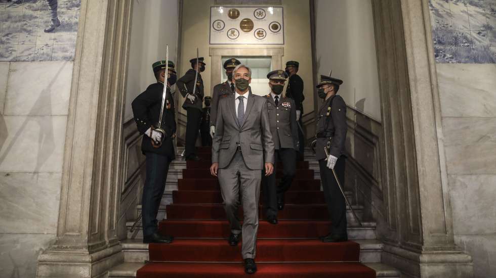 O ministro da Defesa Nacional, João Gomes Cravinho, durante a cerimónia comemorativa da Academia, que tem por missão formar oficiais destinados aos quadros permanentes do Exército e da Guarda Nacional Republicana (GNR), habilitando-os para o exercício de funções de comando, direção e chefia e conferindo-lhes as competências adequadas ao cumprimento das missões do Exército e da GNR, Academia Militar, Lisboa, 12 de janeiro de 2021. ANDRÉ KOSTERS / LUSA