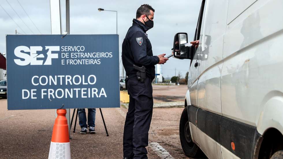 Um agente do Serviço de Estrangeiros e Fronteiras (SEF) verifica a identificação de um automobilista durante uma operação de controlo na entrada em Portugal pela fronteira do Caia (Elvas), 1 de fevereiro de 2021. As fronteiras foram repostas desde as 00:00 de domingo, dia 31 de janeiro, no âmbito das medidas para conter a propagação da covid-19 no território português. NUNO VEIGA/LUSA