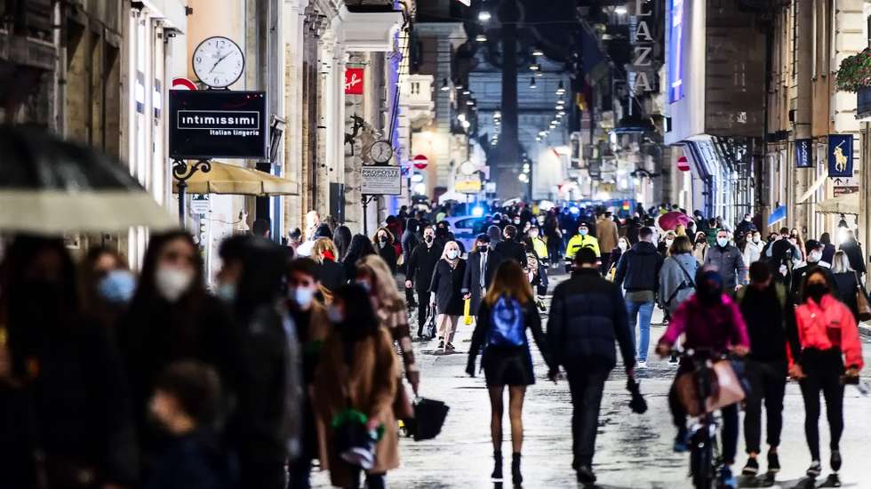 epa09057912 People stroll in the Via del Corso street during the emergency of the Coronavirus Covid-19 pandemic, in Rome, Italy, 06 March 2021.  EPA/ANGELO CARCONI