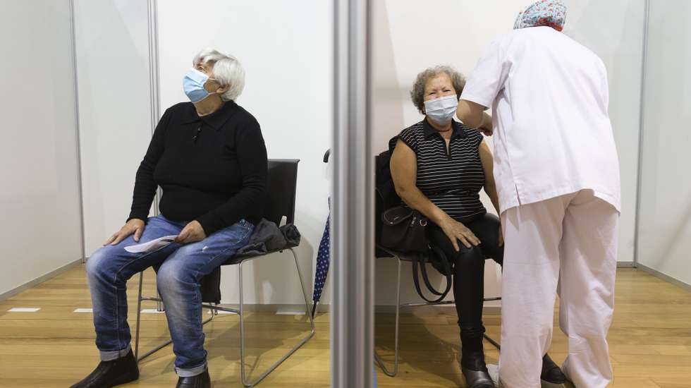 Uma idosa é vacinada no Centro de Vacinação Covid 19 CVC-Maia II na Maia, 21 de abril de 2021. JOSÉ COELHO/LUSA
