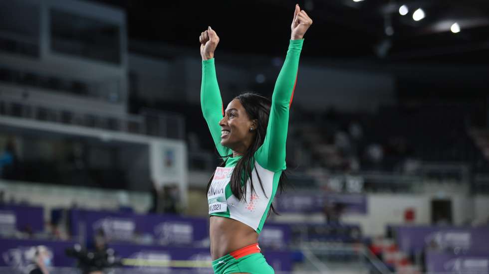 epa09060352 Patricia Mamona of Portugal poses for a photo after the women's triple jump final at the 36th European Athletics Indoor Championships at the Arena Torun, in Torun, north-central Poland, 07 March 2021.  EPA/Leszek Szymanski POLAND OUT