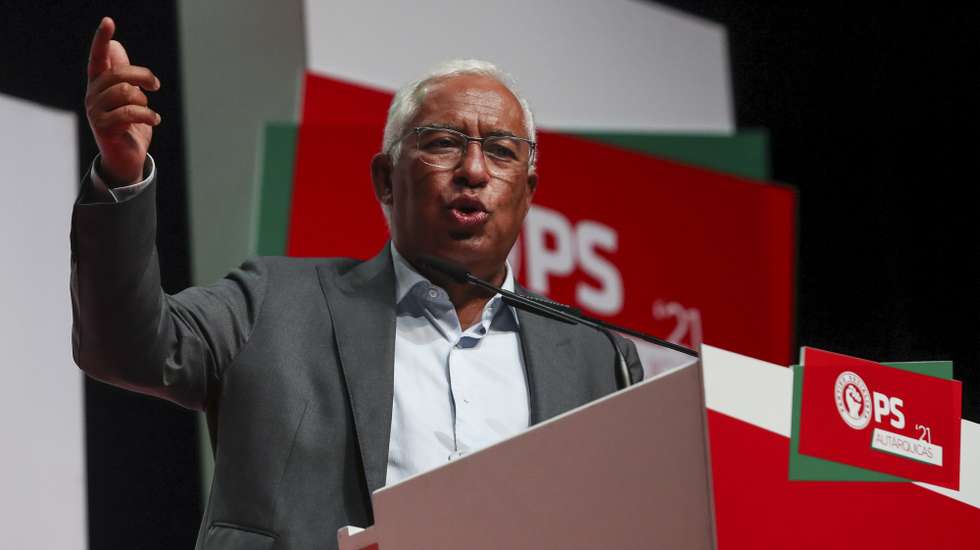 O secretário-geral do Partido Socialista (PS), António Costa, intervém durante o comício de campanha no âmbito das eleições autárquicas, Coimbra, 15 de setembro de 2021. No próximo dia 26 de setembro mais de 9,3 milhões eleitores podem votar nas eleições Autárquicas, para eleger os seus representantes locais. PAULO NOVAIS/LUSA