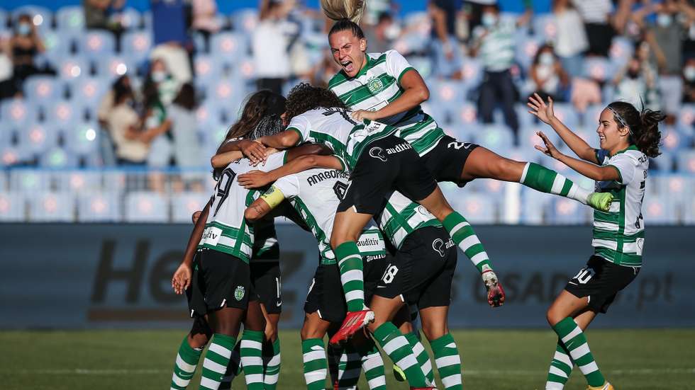 As jogadoras do Sporting festejam após Brenda Perez marcar um golo contra o Benfica durante o jogo da Supertaça disputado no Estádio do Restelo, em Lisboa, 28 de agosto de 2021. RODRIGO ANTUNES/LUSA