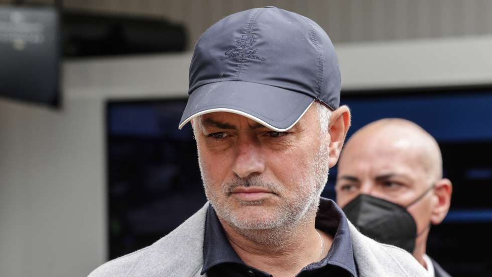 epa09880041 AS Roma coach Jose Mourinho during the Rome E-Prix in Rome, Italy, 09 April 2022.  EPA/GIUSEPPE LAMI