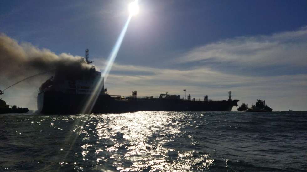 O incêndio terá começado na casa das máquinas do navio, tendo-se de imediato posto em funcionamento o procedimento para estas situações