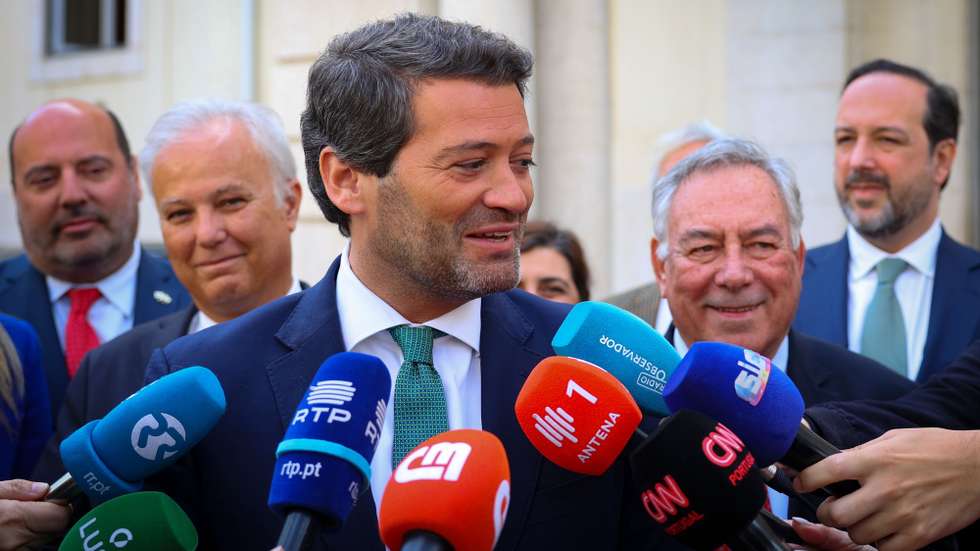 O presidente do Chega, André Ventura (C), acompanhado pelo cabeça de lista do às eleições Europeias, Tânger Corrêa (2-D), fala aos jornalistas à chegada ao Tribunal Constitucional para a entrega da lista dos candidatos do partido, Lisboa, 29 de abril de 2024. ANTÓNIO COTRIM/LUSA