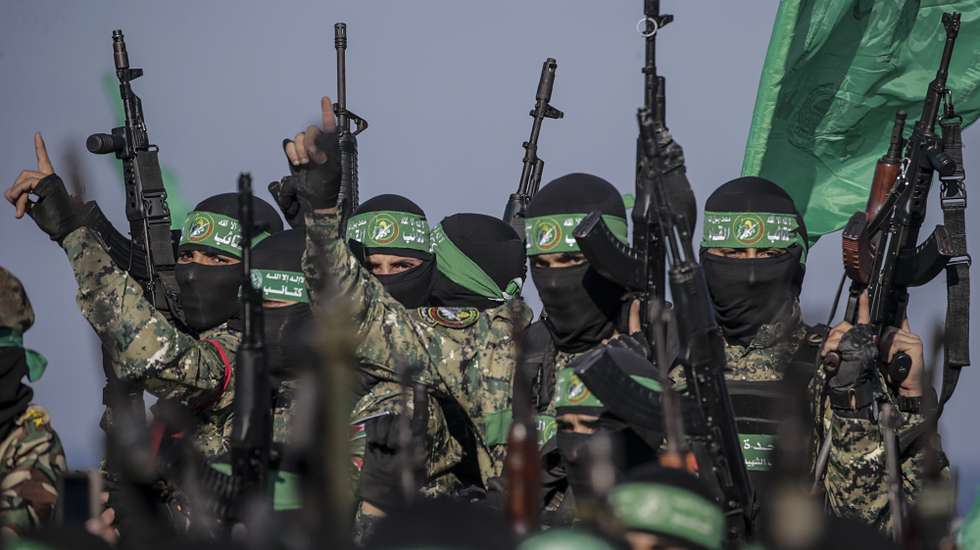 epa11867678 Fighters of the Ezz al-Din Al-Qassam brigades, the military wing of Hamas, before the release of Israeli hostage Keith Siegelat to representatives of the International Committee of the Red Cross (ICRC) in Gaza port in Gaza City, 01 February 2025. Three Israeli hostages, Keith Siegel, Ofer Calderon and Yarden Bibas were transferred from Hamas to the Red Cross, as part of the Israeli-Hamas hostage release and cease-fire deal.  EPA/MOHAMMED SABER