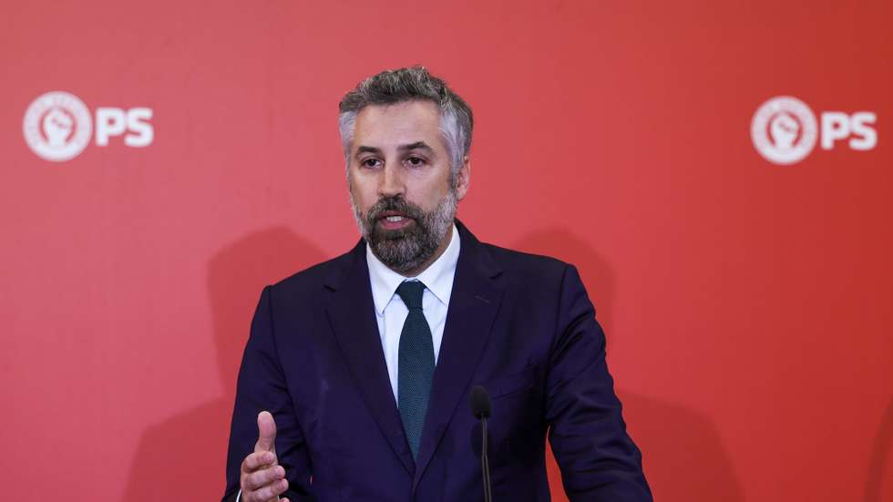 O secretário-geral do Partido Socialista (PS), Pedro Nuno Santos fala aos jornalistas sobre a saúde em Portugal, na sede do PS, no Largo do Rato em Lisboa, 27 de fevereiro de 2025. ANTÓNIO COTRIM/LUSA