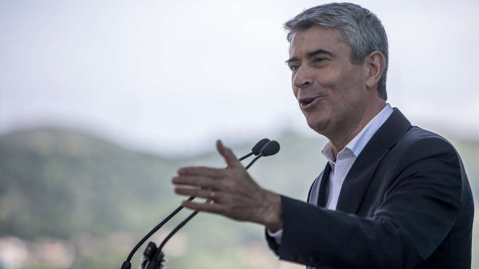 O secretário nacional do Partido Socialista (PS), José Luis Carneiro, discursa durante a apresentação da recandidatura de Paulo Pereira à presidência da Câmara Municipal de Baião, em Baião, 19 de julho de 2025. RUI MANUEL FARINHA/LUSA