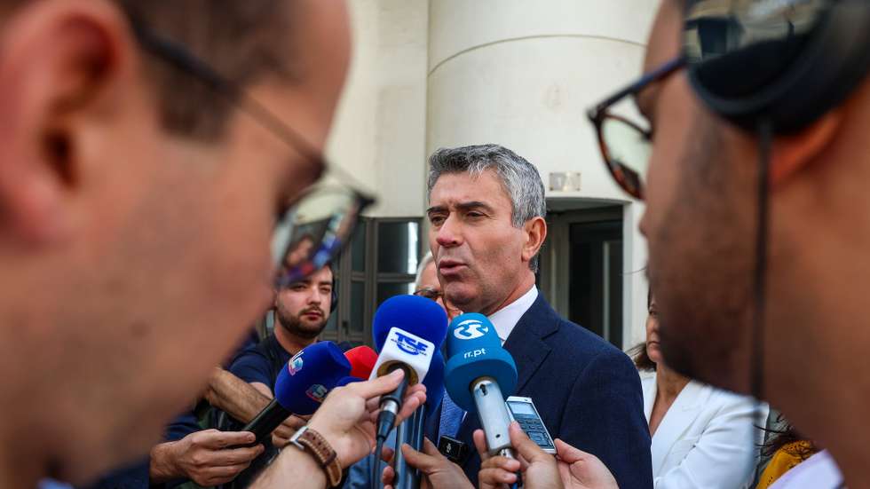 O secretário-geral do Partido Socialista (PS), José Luís Carneiro, fala à imprensa no final de uma reunião com o presidente a Confederação dos Agricultores de Portugal (CAP), Álvaro José Costa Mendonça e Moura (ausente da fotografia), em Lisboa, 29 de setembro de 2025. TIAGO PETINGA/LUSA