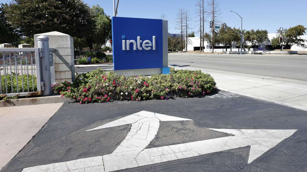 epa12398872 Entrance to Intel Corporate headquarters in Santa Clara, California, USA, 22 September 2025. Intel is receiving a 5 billion dollars investment and strategic partnership from Nvidia.  EPA/JOHN G. MABANGLO