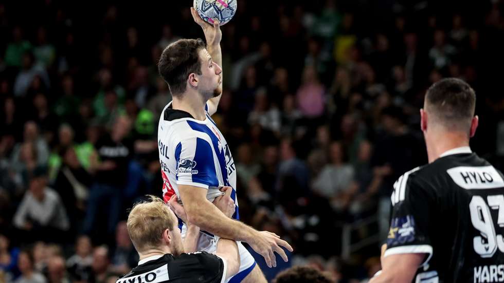 epa13290124 Joao Gomes of FC Porto in action during the EHF Champions League Handball match between Fuechse Berlin and FC Porto, in Berlin, Germany, 08 October 2026.  EPA/FILIP SINGER