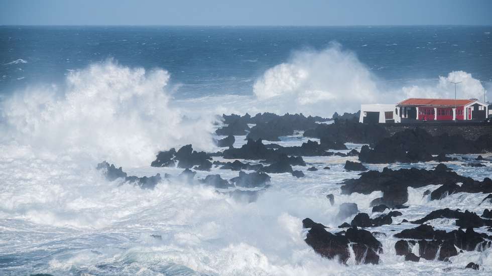 O Instituto Português do Mar e da Atmosfera (IPMA) colocou sob aviso laranja os Açores, 16 de novembro de 2018. As ondas podem chegar aos 11 metros de altura o que levou o Instituto Português do Mar e da Atmosfera a emitir aviso vermelho, para agitação marítima nas ilhas das Flores e do Corvo. ANTÓNIO ARAÚJO / LUSA