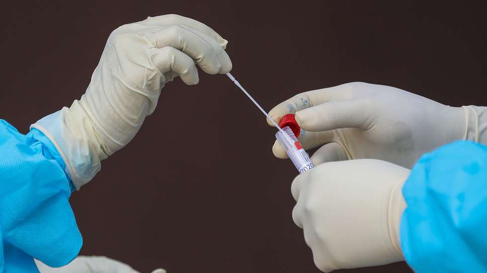 Profissionais de saúde realizam testes contra a Covid-19
