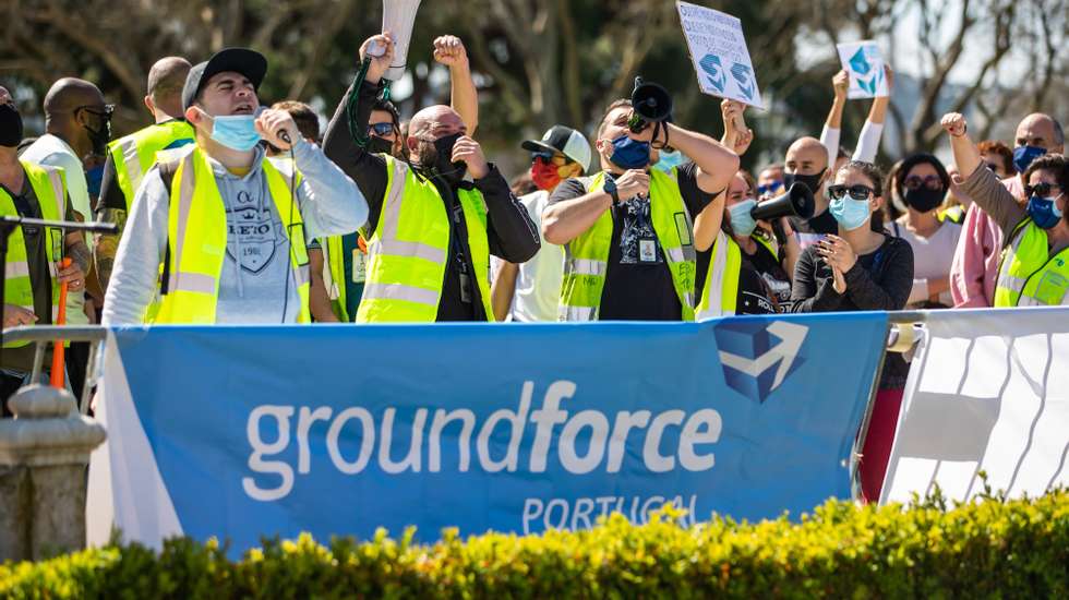 Manifestação de trabalhadores da SPdH/Groundforce convocada pelo movimento SOS handling, em protesto pelo não pagamento de salários e os despedimentos anunciados, em frente ao Palácio de Belém, em Lisboa, 15 de  março de 2021. JOSÉ SENA GOULÃO/LUSA