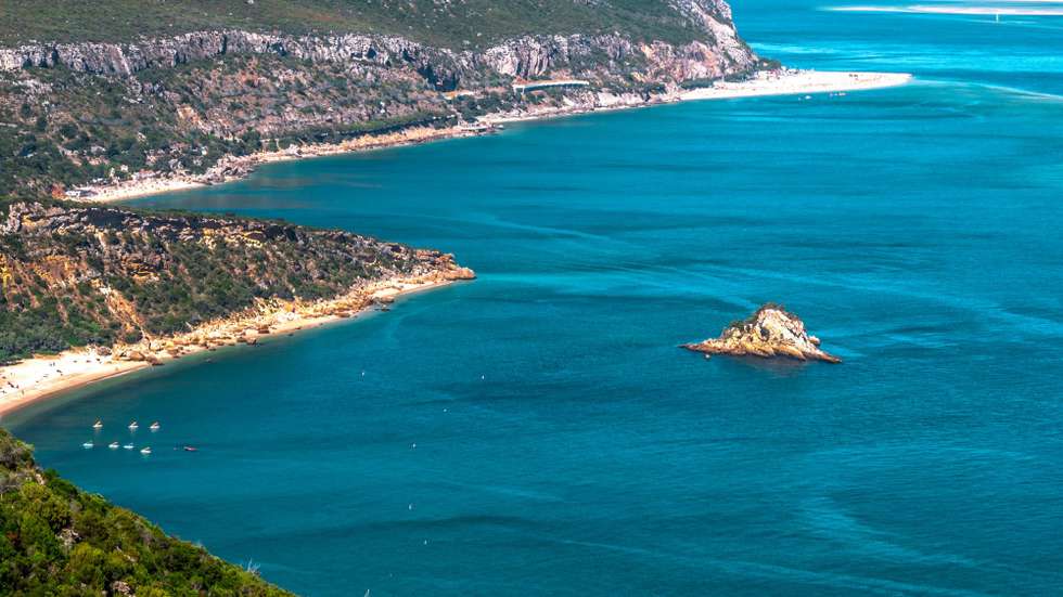 A CDU defende ainda "a reparação urgente" da principal estrada de acesso às praias da Arrábida