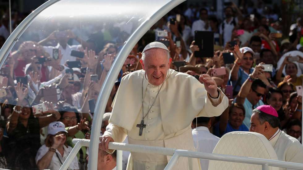 O Papa também especifica que "com relação aos ministérios ordenados, a Igreja de forma alguma tem o poder de conferir a ordenação sacerdotal às mulheres".
