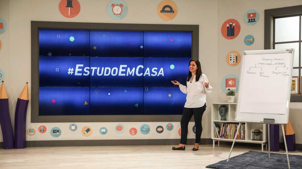Uma professora dá uma aula no estúdio de gravação da RTP onde é feito o programa televisivo do #EstudoEmCasa – A Escola na Televisão, da grelha de programação dos conteúdos pedagógicos temáticos, concebida para os alunos do ensino básico, privados de ir à escola devido à pandemia da covid-19, em Lisboa, 15 de abril de 2020. ANDRÉ KOSTERS/LUSA